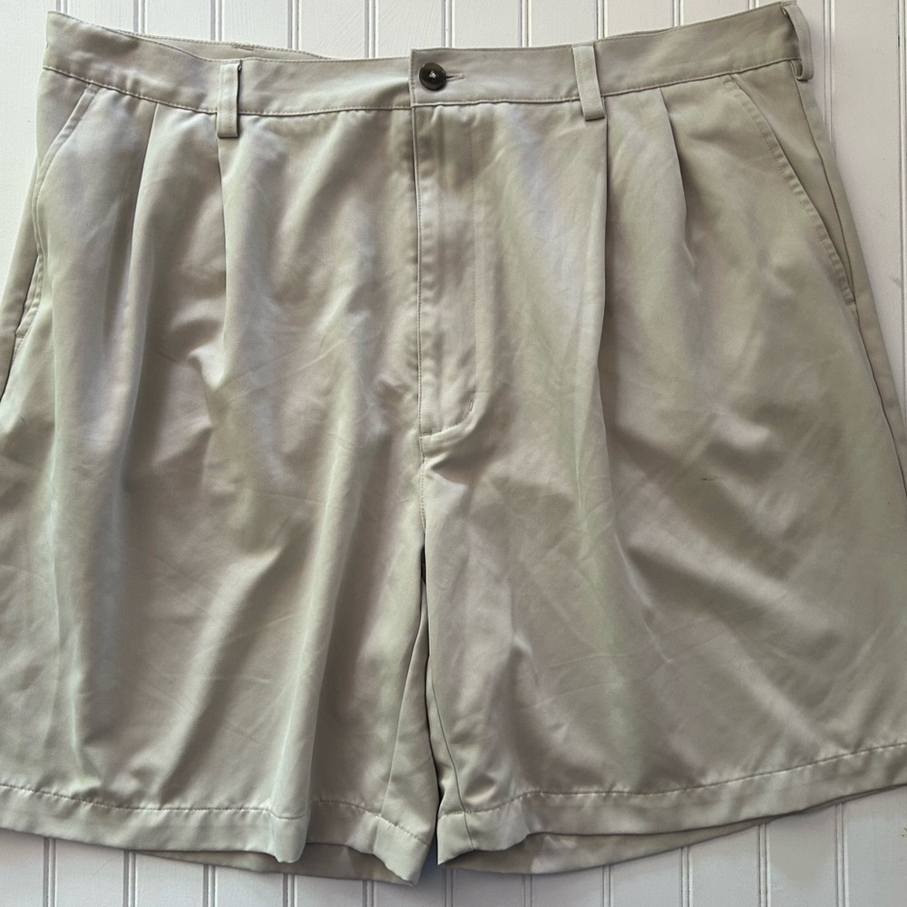 CROFT & BARROW men’s size 40 causal / golf tan shorts